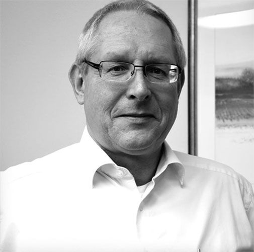 Ein Portrait von Rechtsanwalt Uwe Lukat in schwarz/weiss